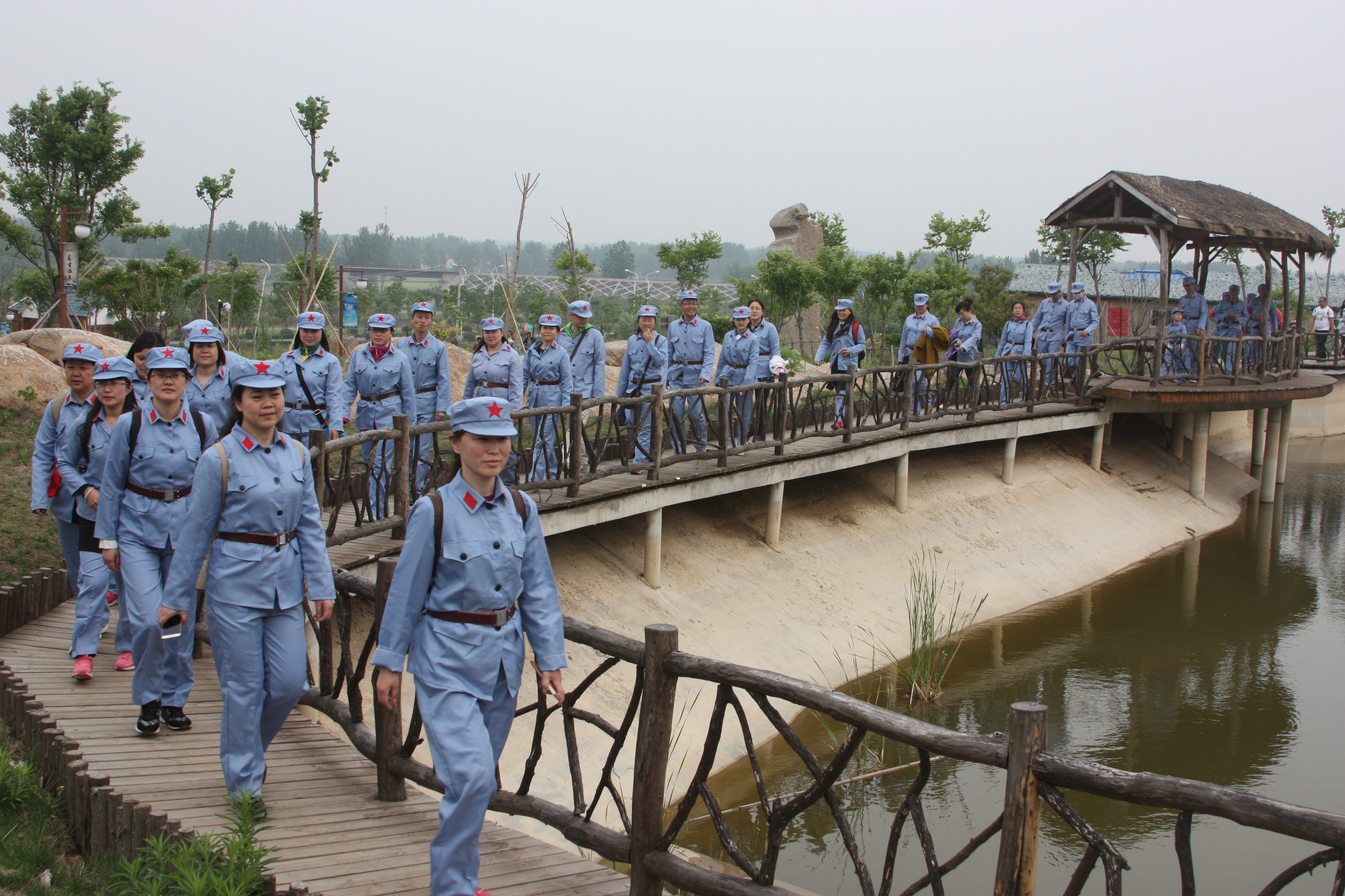 党员活动“重走长征路”1